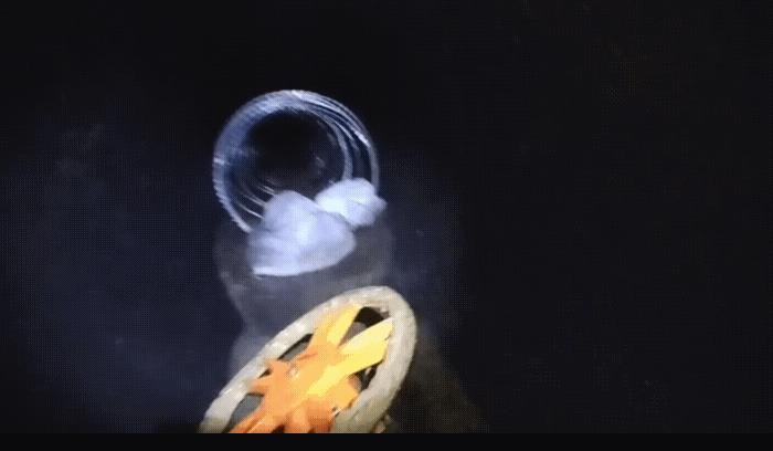 乌军终于学聪明了！为了防止俄军爬天然管道渗透到乌军的后方，乌军在管道内布设了铁丝