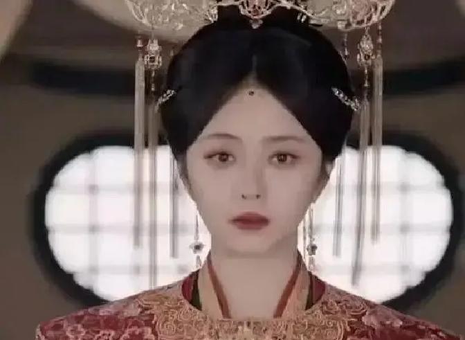 162cm穿出175cm的气场，谭松韵新剧造型被群嘲“金毛狮王”，我却扒出了剧组