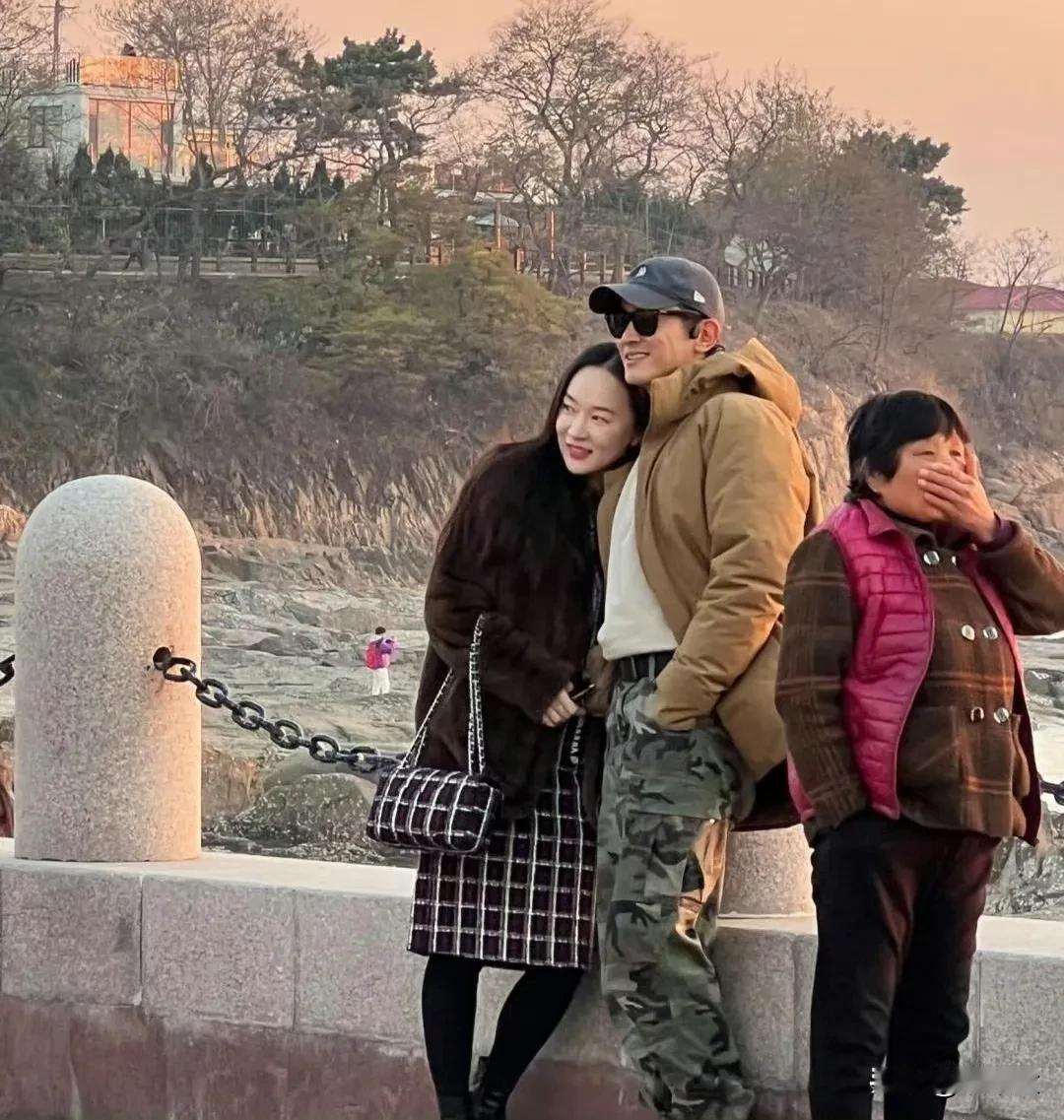 霍思燕与杜江应该是生理性喜欢！二人一起游玩，合照的时候，霍思燕不自觉的靠近杜江