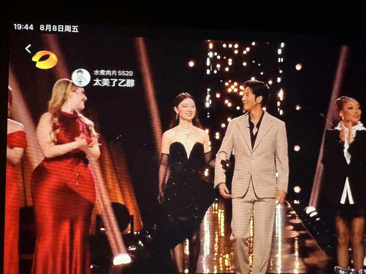 王力宏与单依纯上台时全场皆呼！果然还是他的咖位最大，声势都不一样。今天看了洪