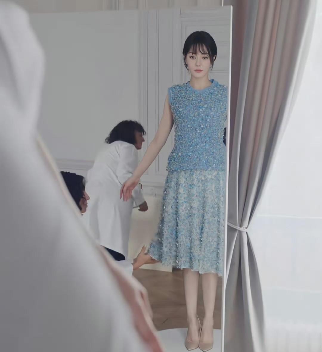 品牌搞区别对待？给热巴穿成衣，给韩国女星金智秀定制礼服？这个顶级奢侈大牌没搞错吧