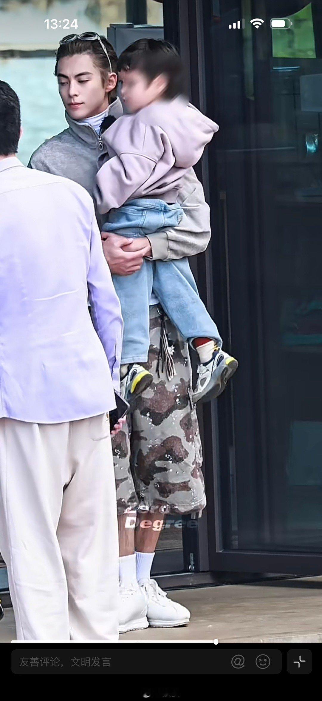 王鹤棣亲爱的客栈抱娃路透太治愈！帅哥抱娃画面感绝了，温柔值直接拉满～