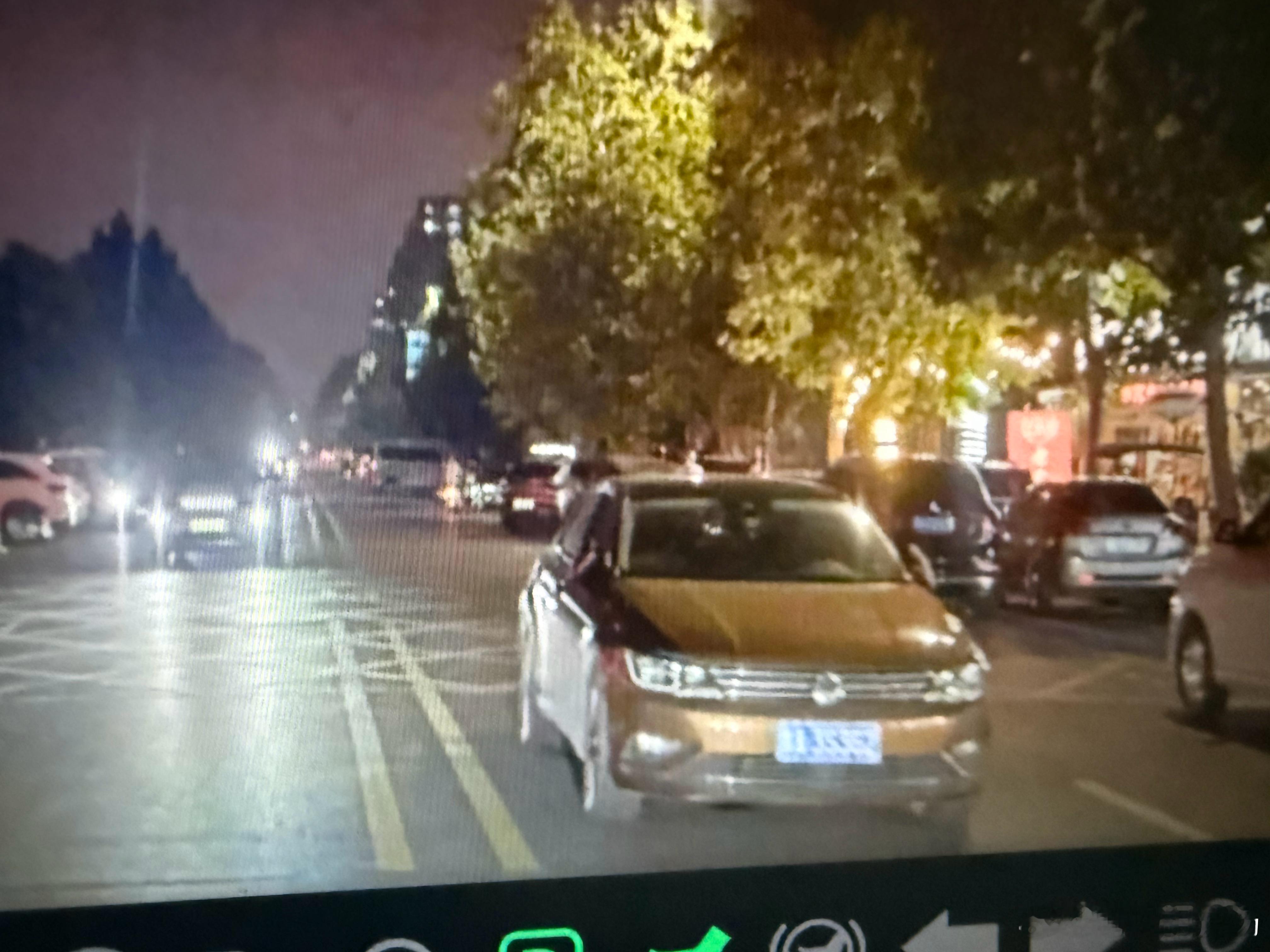 这两个车停的真TM卧龙凤雏！这小鹏开着灯停在车道上，车里没人！这大众更牛逼，直接