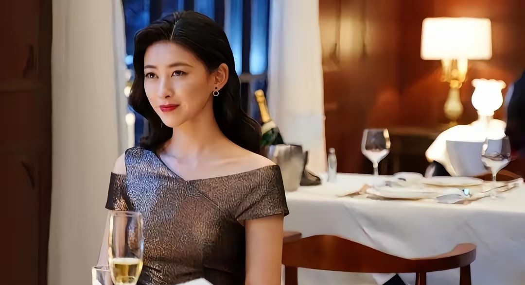 朱珠带着女儿参加音乐诗会，母女俩的互动让人看了心里暖暖的。她穿着素雅白裙，女儿小