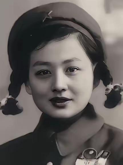 1953年，一位年轻的女志愿军战士在回国途中途经沈阳，趁着换乘的间隙，她走进了一