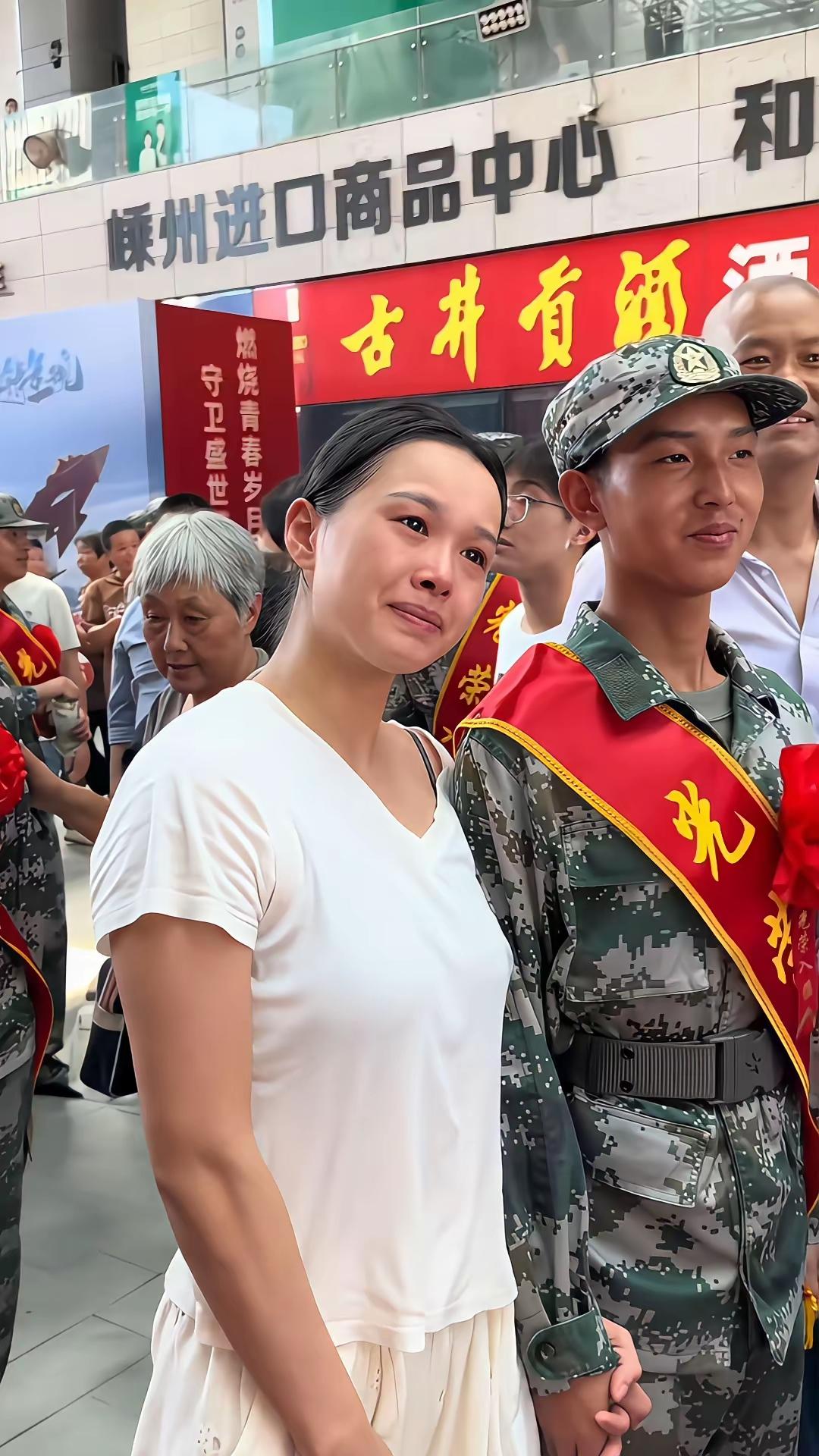 哥哥走了12年，她把侄子送进军营：这滴泪，是牵挂也是荣光嵊州的送兵现场，一