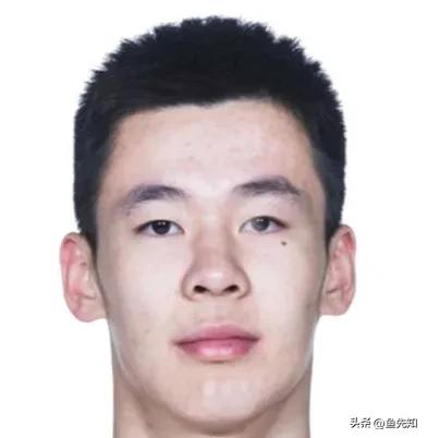 郭昊文NBA夏季联赛首秀，出场9分钟，3投1中得到4分3助攻1失误4犯规，正负值