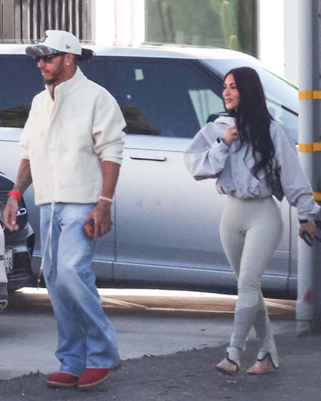 是谁又被拍到在洛杉矶甜蜜外出了🙊是金·卡戴珊和刘易斯·汉密尔顿啊👇（金姐的笑