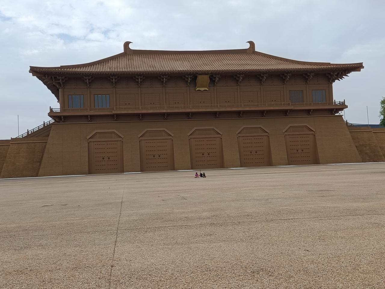 西安作为十三朝古都，地势平坦马路宽阔，街道横平竖直，连带路边的建筑物都显得大气、
