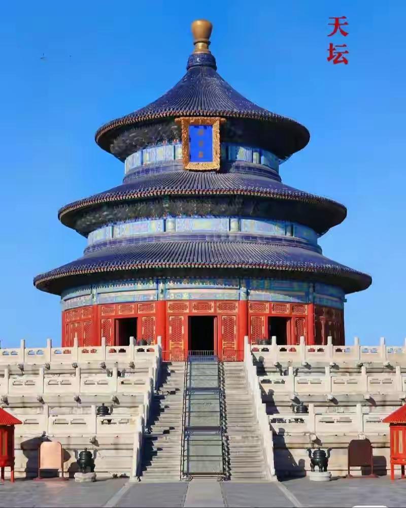 今年5月14号，特朗普在天坛祈年殿前拍了照。跟谁拍的不重要。重要的是第二天，