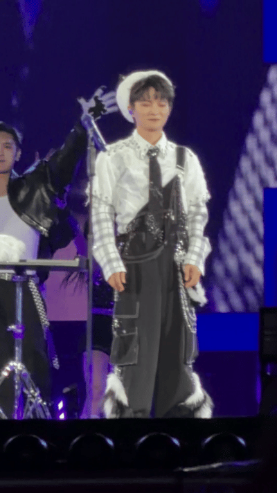 周深你怎么不变了魔法师周深遭遇“职业危机”！道具意外打开、失手掉落，连续两天魔术