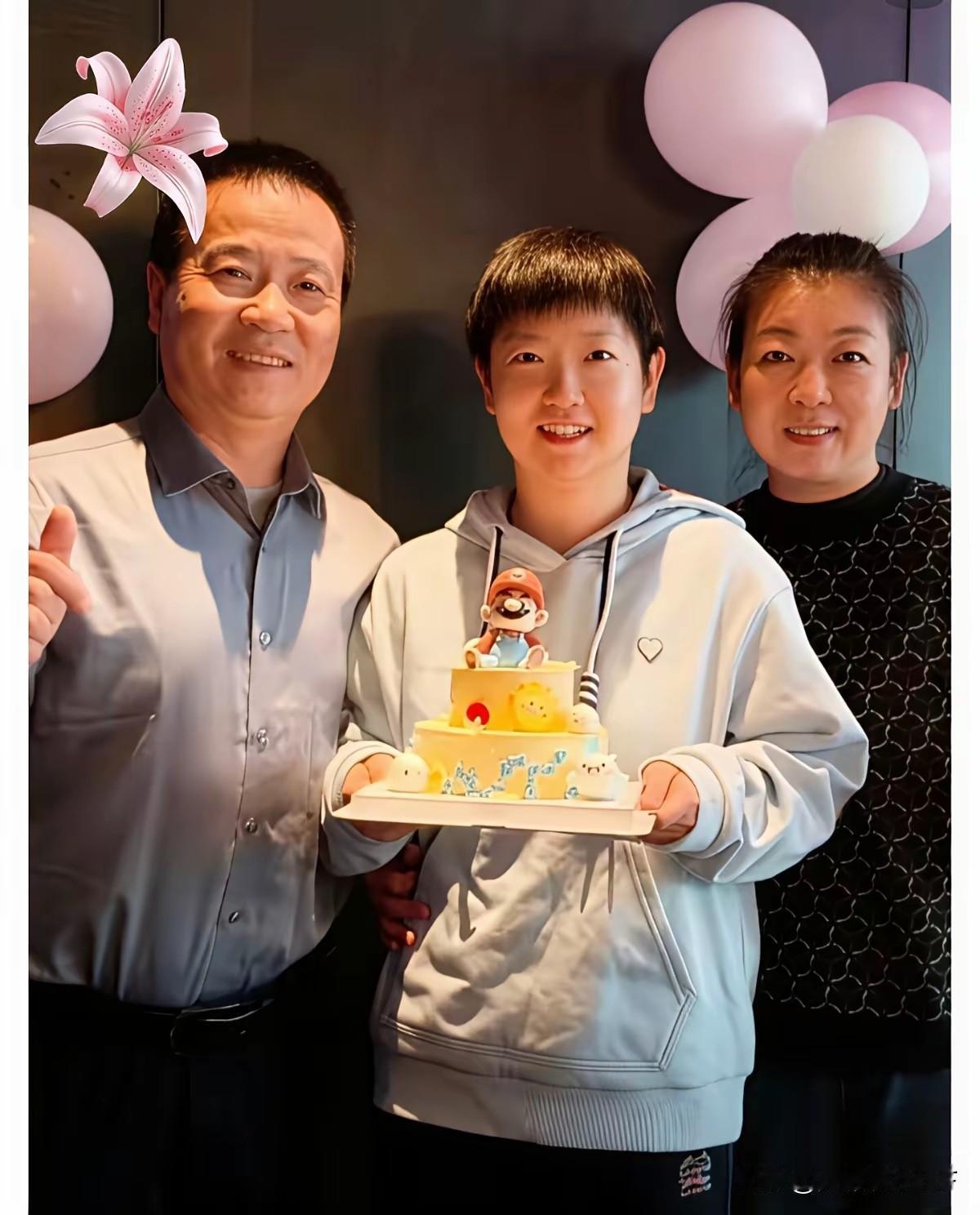 孙颖莎的父母是出了名的低调，从不靠女儿博眼球，也几乎不在公开场合露面。夫妻俩都是