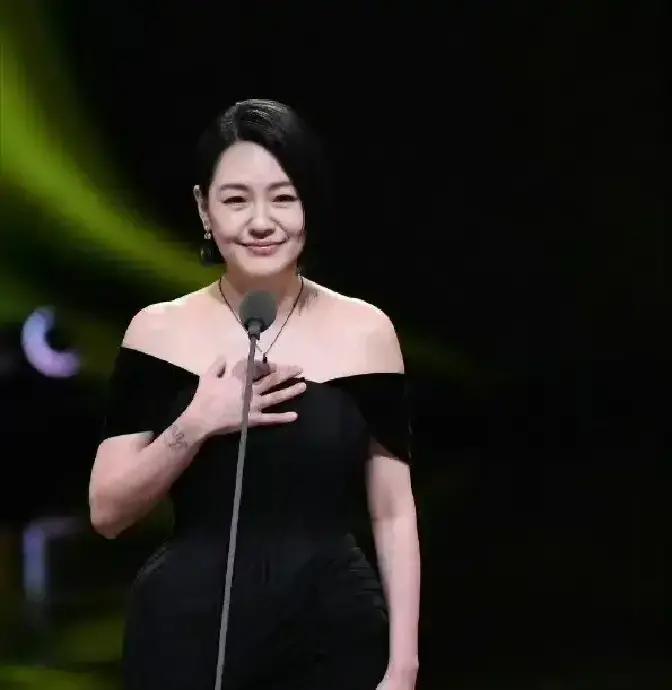 评论区炸锅了！S妈才七十出头，一夜之间像被抽干电的手机，皱纹直接掉线。原来人不是