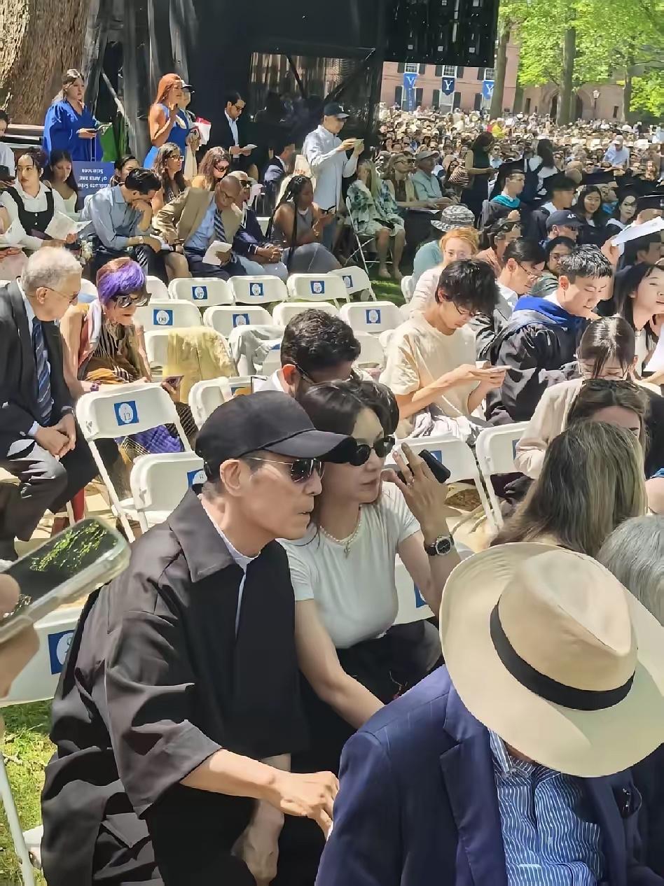 张艺谋和妻子陈婷专程去耶鲁大学，是参加二儿子张壹丁的毕业典礼。​​​​​​​​