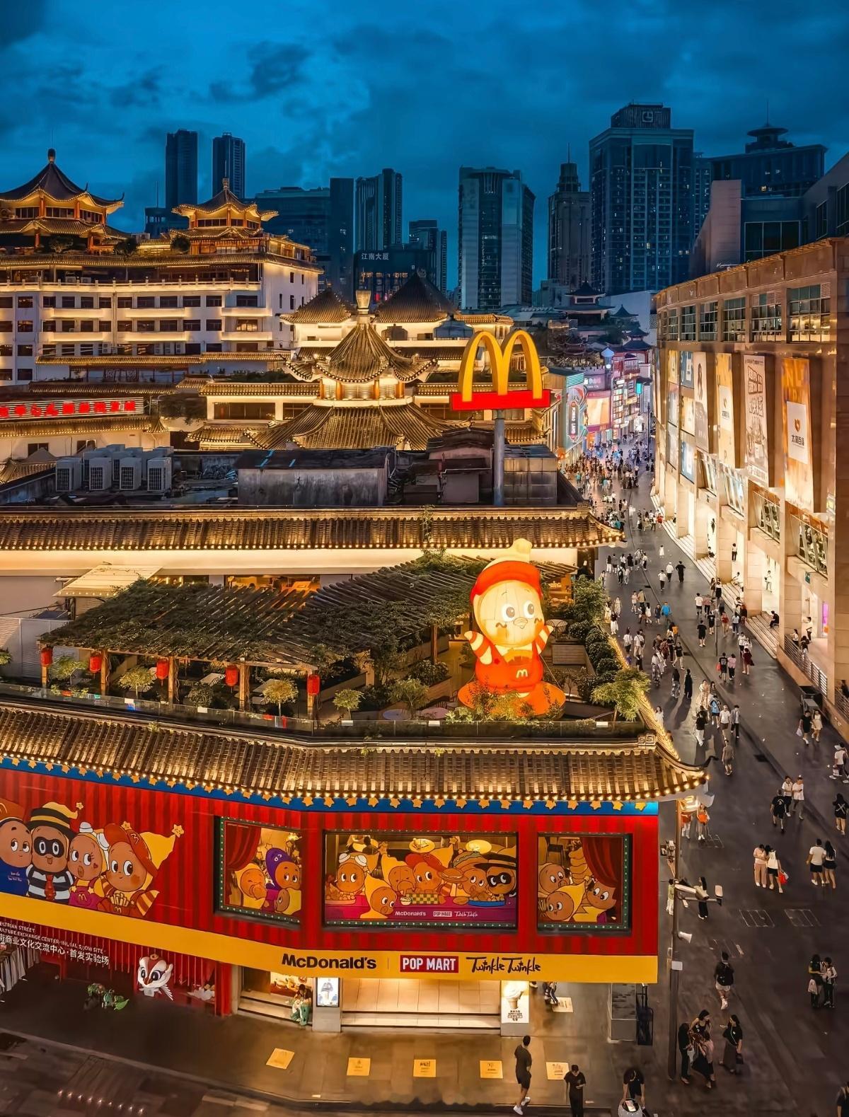 深圳东门麦当劳是中国内地第一家麦当劳，1990年开业的，至今36年了。深圳·东
