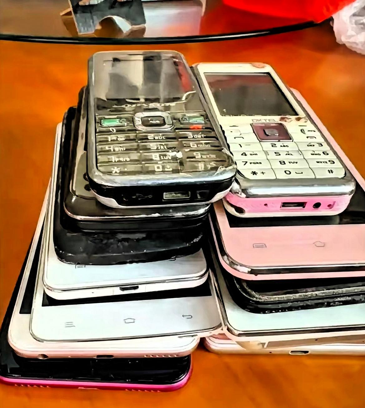 我妈攒了好几年的旧手机，整整12部，昨天兴冲冲拿去回收店卖，老板随便翻了两下，直