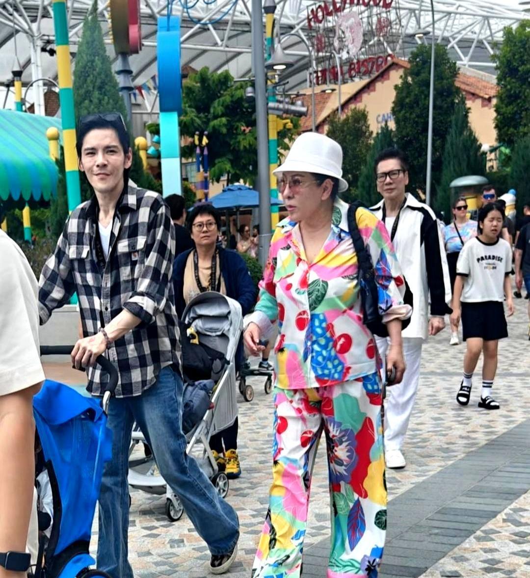 谁能想到，豪门生活竟然也这样接地气？向佐在环球影城累到睡长椅，女儿怎么叫都醒不