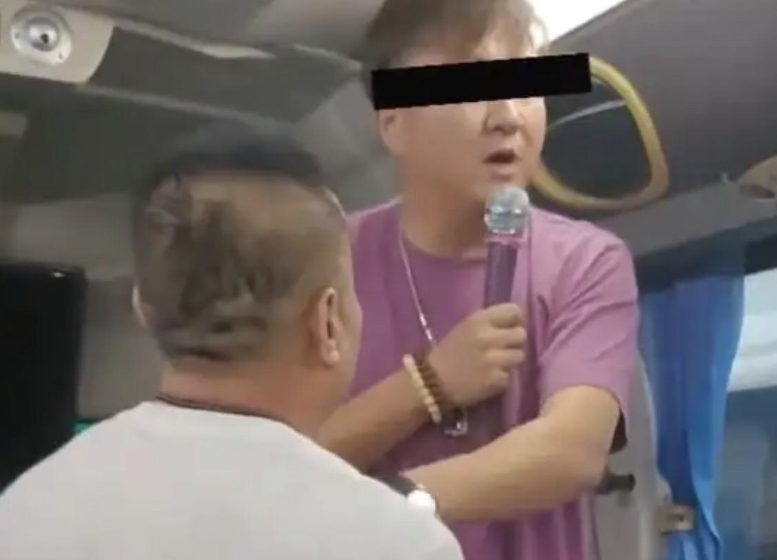 不消费就不让你下车，还不让你回到中国去，这到底是导游啊，还是古惑仔啊！事情的起