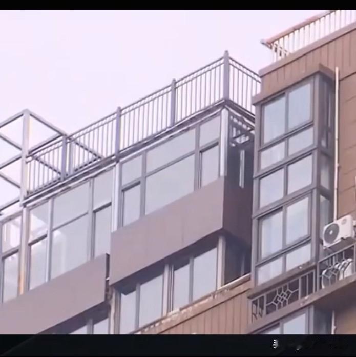 有一说一，这口锅物业还真背不动。13岁的女孩张某，跟母亲吵架后，从家里跑