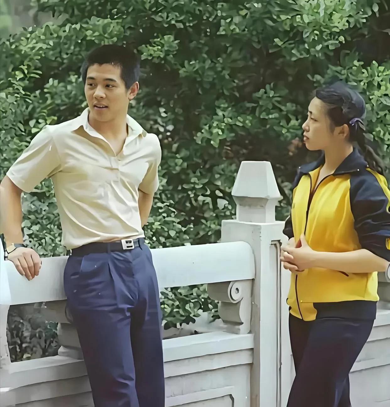 李连杰和黄秋燕更般配还是和利智更般配呢！那就要看李连杰身处哪个时期了，没有名气