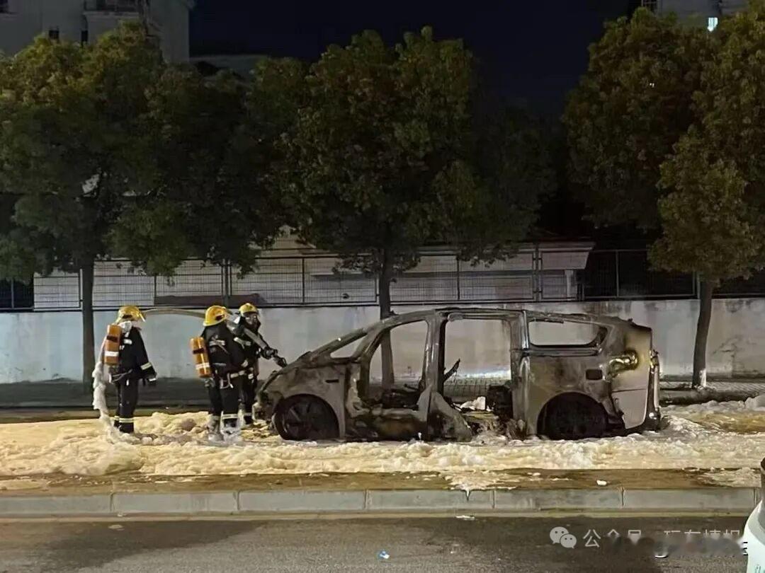 这一次理想的快速爆燃事故,引发了人们对三元锂电池和碳酸铁锂电池的思考。很多新