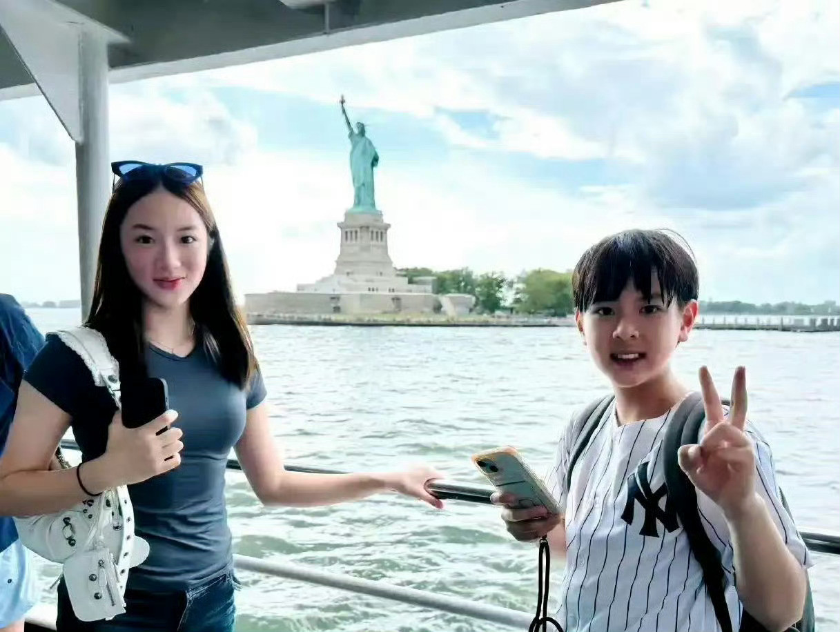 吴尊女儿竟然才14岁，发育的好快啊，完美继承了父母的高颜值，已经出落成一枚大美女