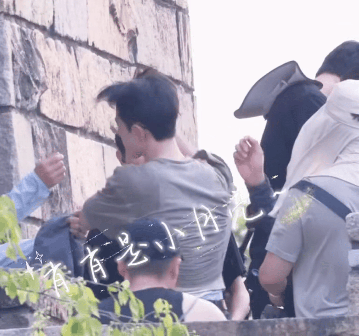 肖战真是发量王者，好飘逸，风都遍爱他！那绑带是作什么用的呢？这个腰太细了！​​