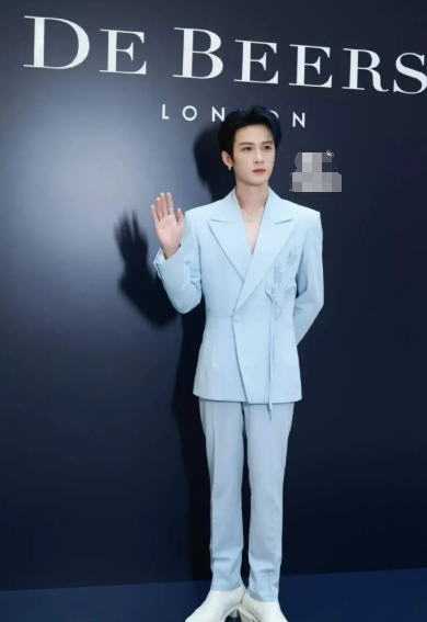 好幽默的鞋，一看背，更幽默，他到底有多少奇装异鞋，换双鞋然后短款上衣会不会好点。