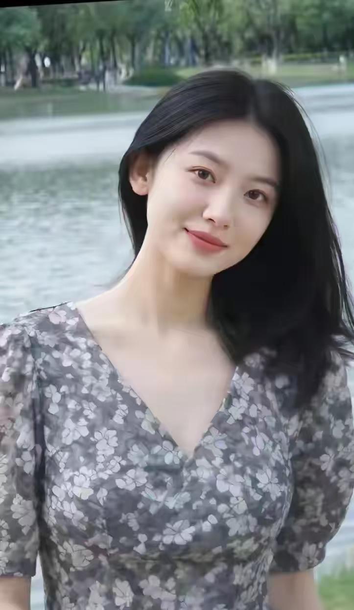 鹧鸪天•夜思如潮青云/赋湖水潺潺月影摇，那年同赏海棠娇；新词共品茶