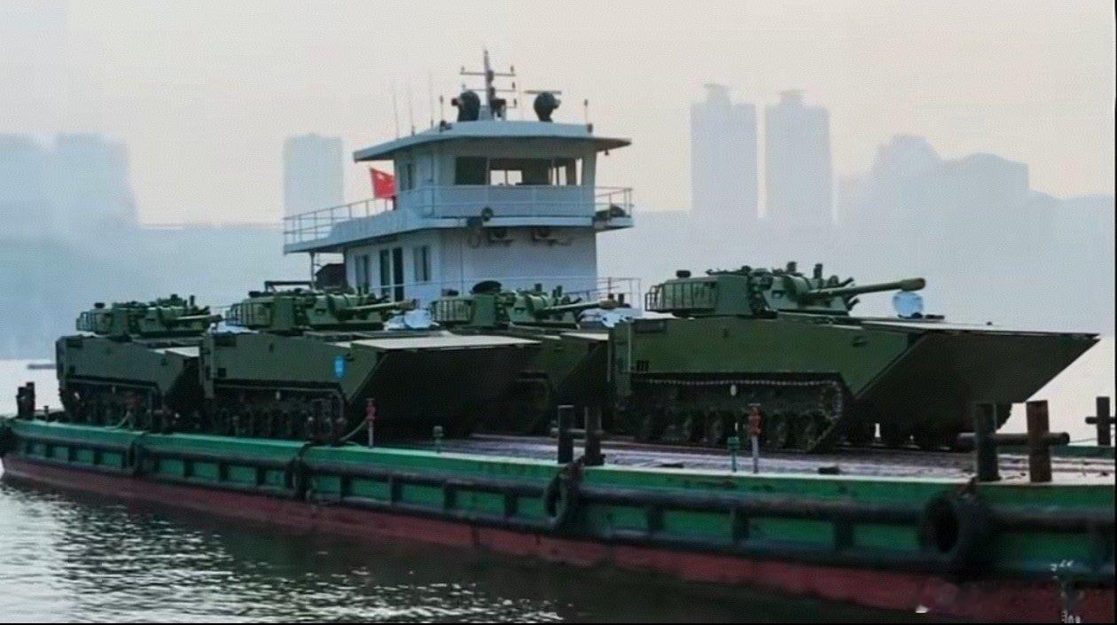 这是海军陆战队装备的120mm自行迫榴炮，120迫榴现在在部队非常受欢迎，重装旅