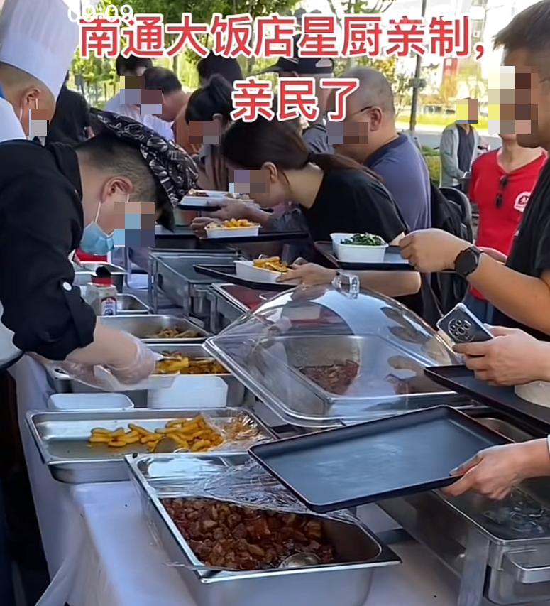 南通大饭店，也开始沿街摆摊了！最近，大家更多的选择在家里吃饭了。很多饭店都推