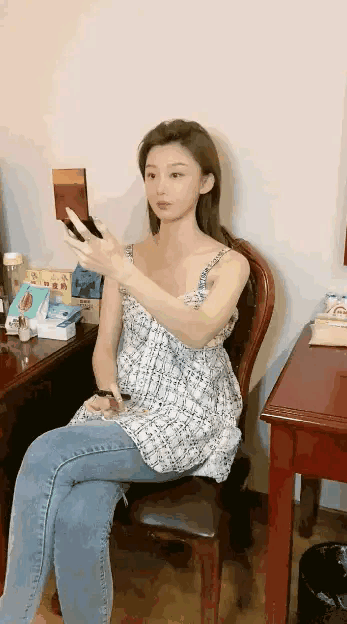 美女这波操作真溜啊，可以达到以假乱真了