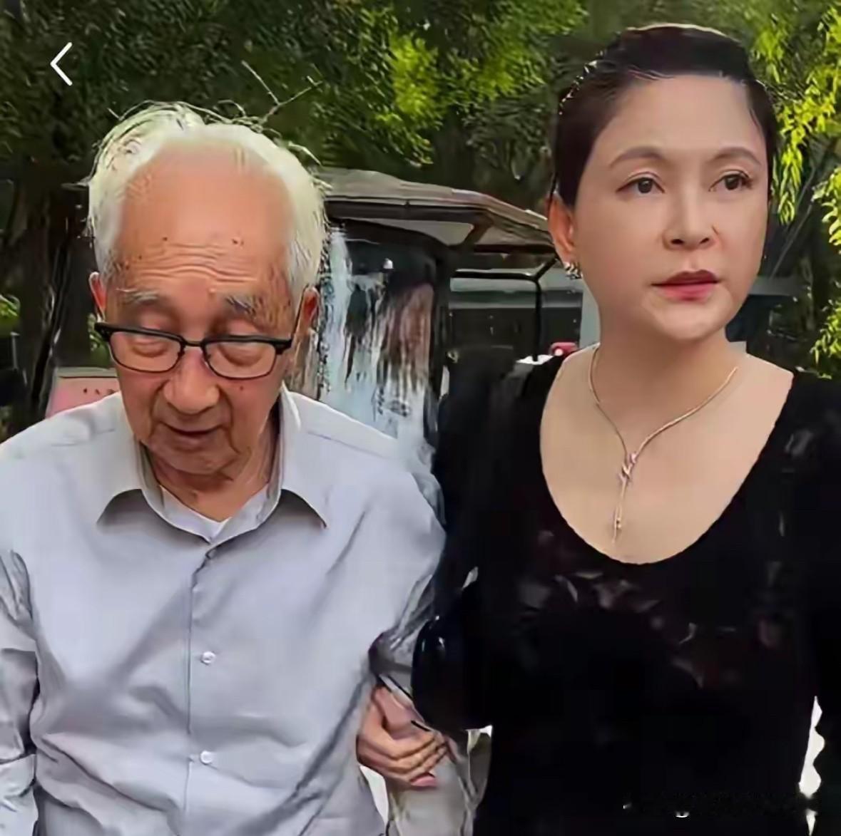 老夫少妻，45岁的年龄差都挡不住的爱情。中央美术学院前院长靳尚谊，今年已经91