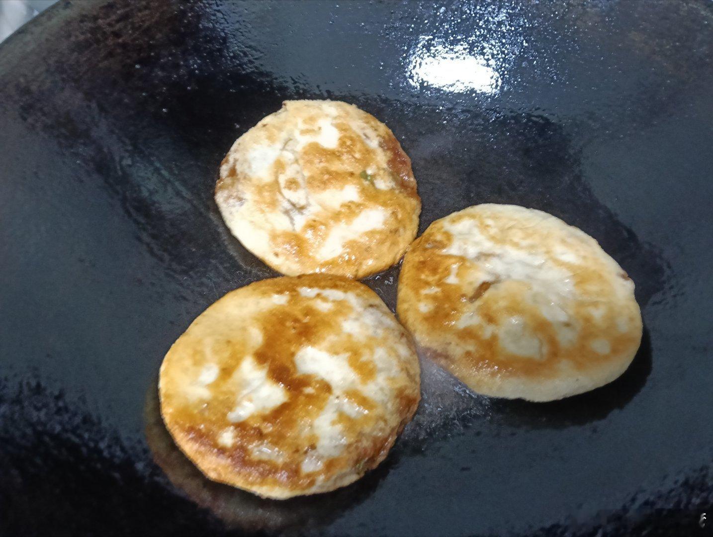 今天我做的肉饼子。其实早就想做了，一直拖着没做，今天下暴雨，就做了。我老公喜欢纯