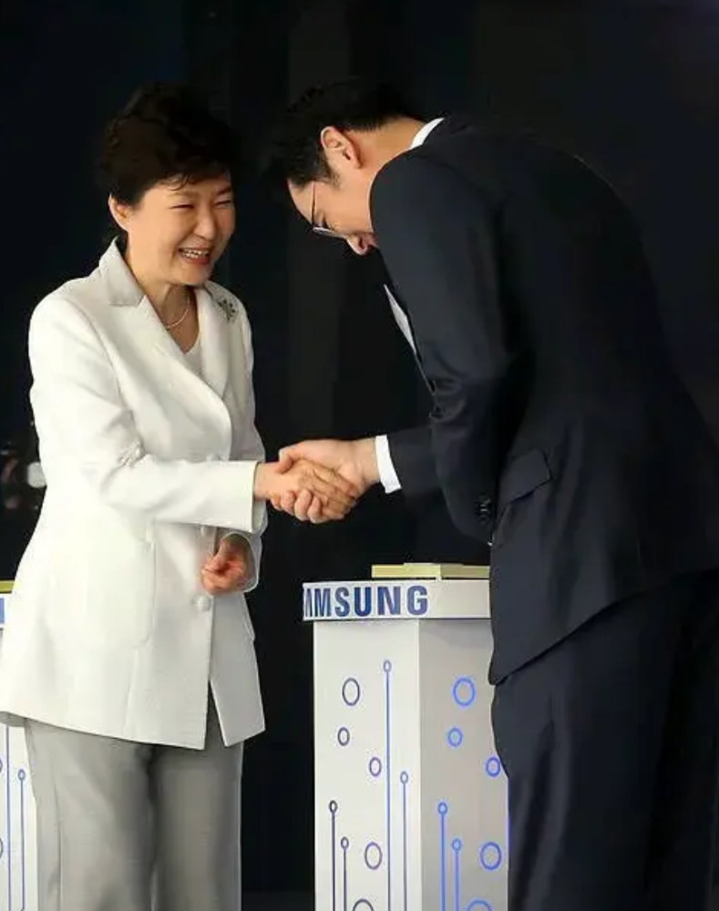 流水的总统，铁打的李在镕！李在镕就这样华丽丽的从朴槿惠握到了李在明​​​！