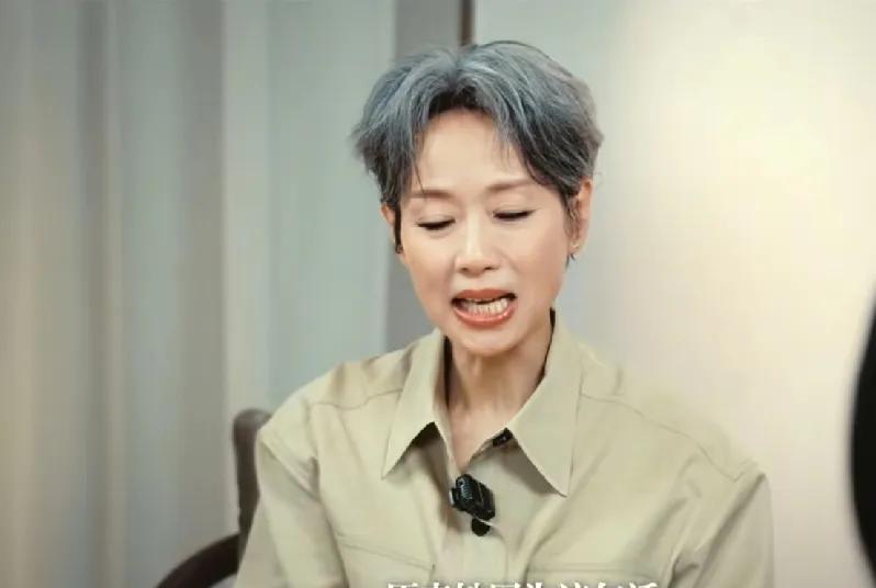叶童说某种程度上我觉得大家对房琪的批评也是对的～～太喜欢童姐的真诚坦率和就事论事
