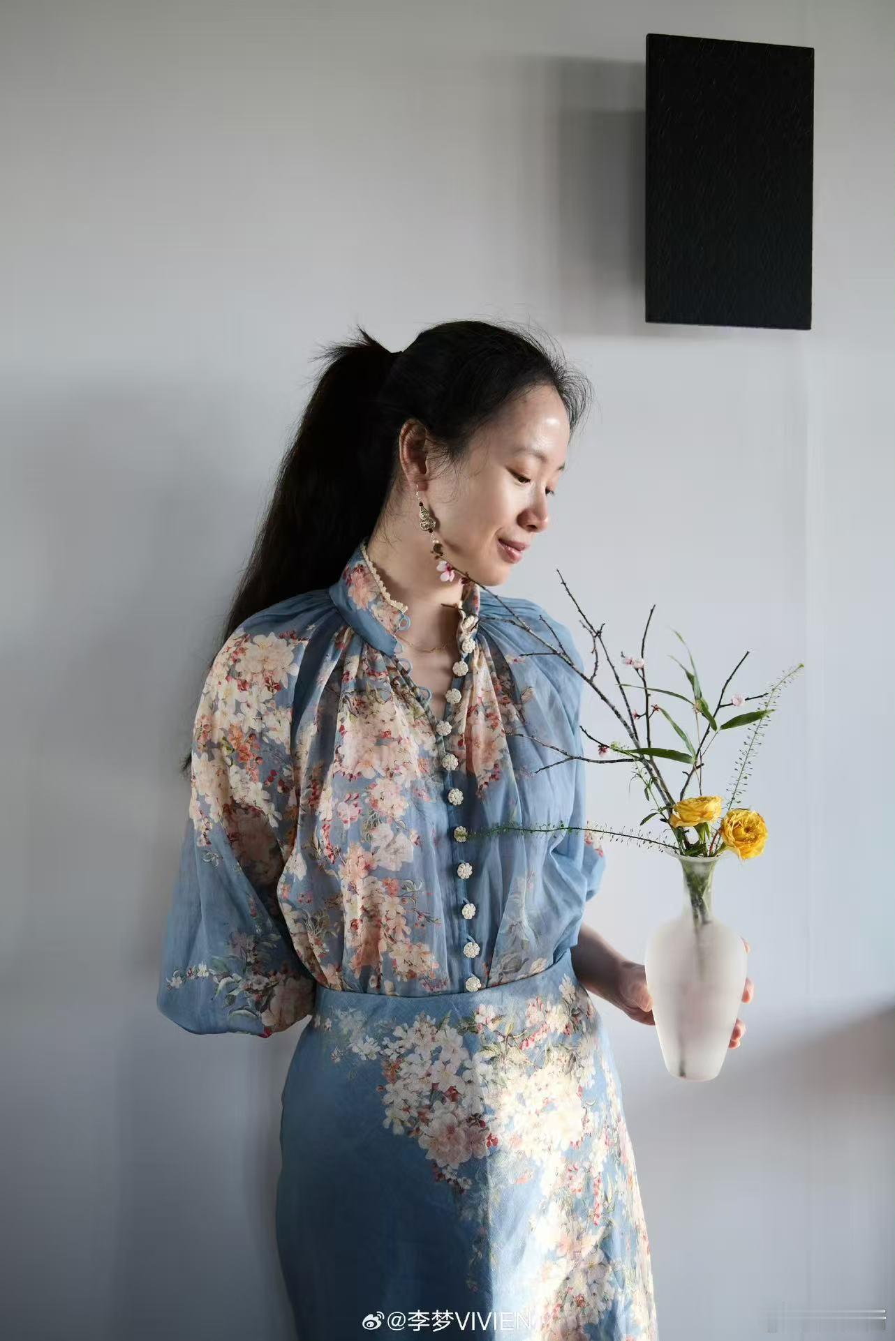 卢昱晓李梦猫猫拳卢昱晓旁边李梦都显得正常了对是带滤镜了吧。梦姐那种“欣赏+宠溺