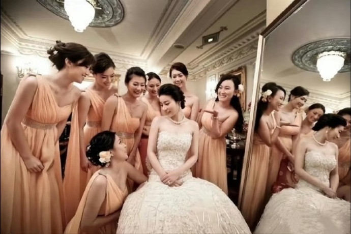 郭晶晶说：我一打扮，霍启刚就怕我跑了！看到这几张惊艳结婚照，瞬间懂了，难怪霍启刚