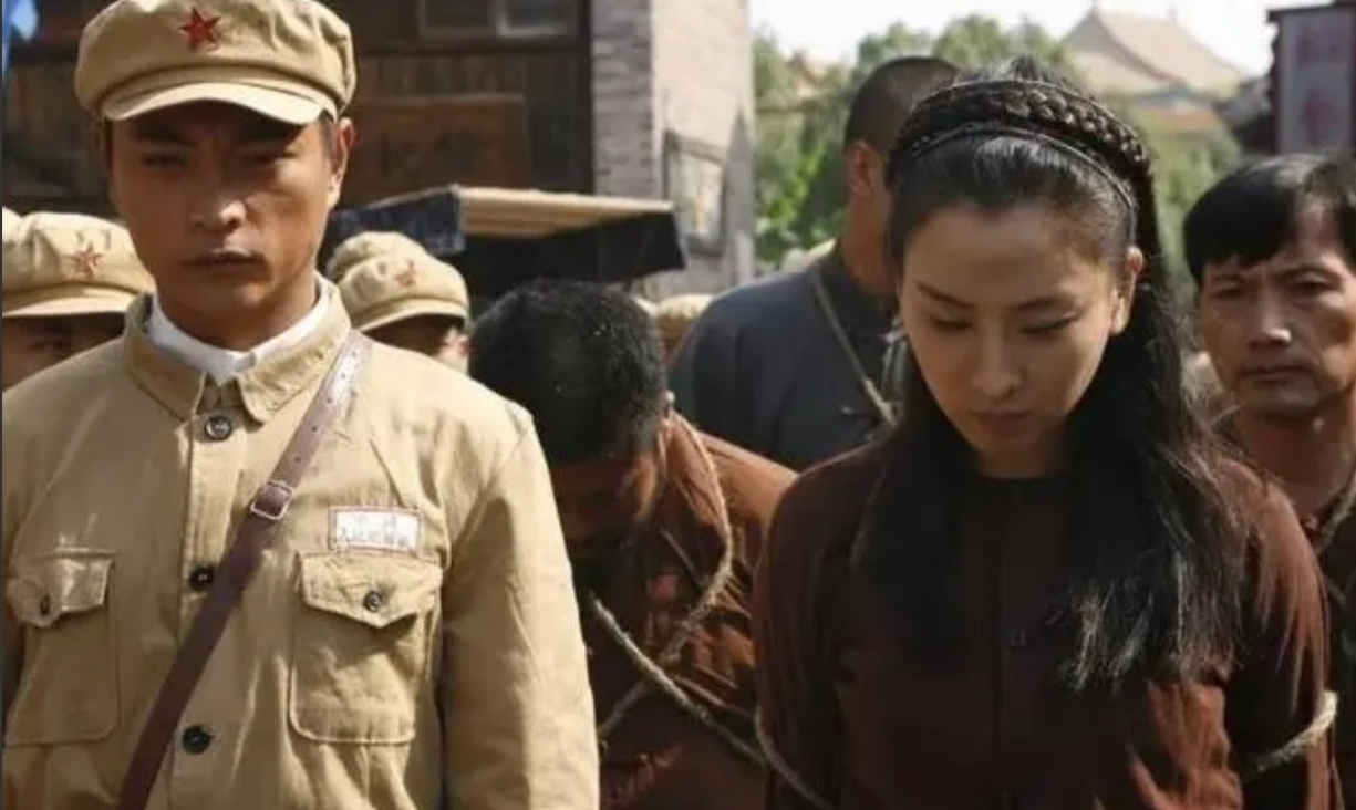 1950年，美女匪首吴珍子在甘肃被俘，面对审问，她心情复杂，对审讯人员说道：“唉