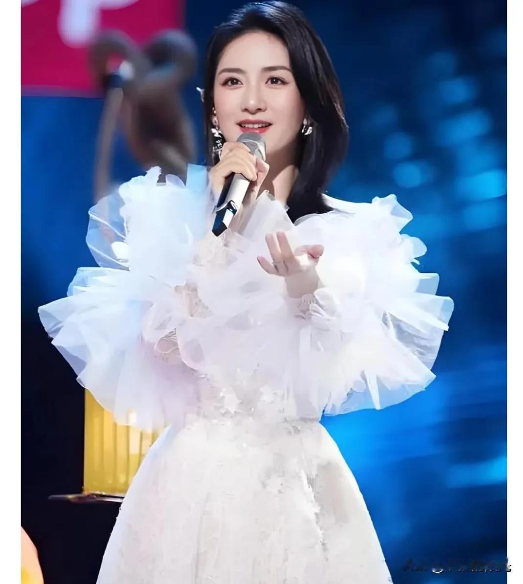 这下好了，全国人民都知道了44岁的谢娜入选鸿蒙星光盛典主持人这一消息传出