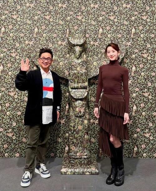 杜海涛章泽天伦敦看展同框引热议10月21日，杜海涛晒出与章泽天在伦敦国家美