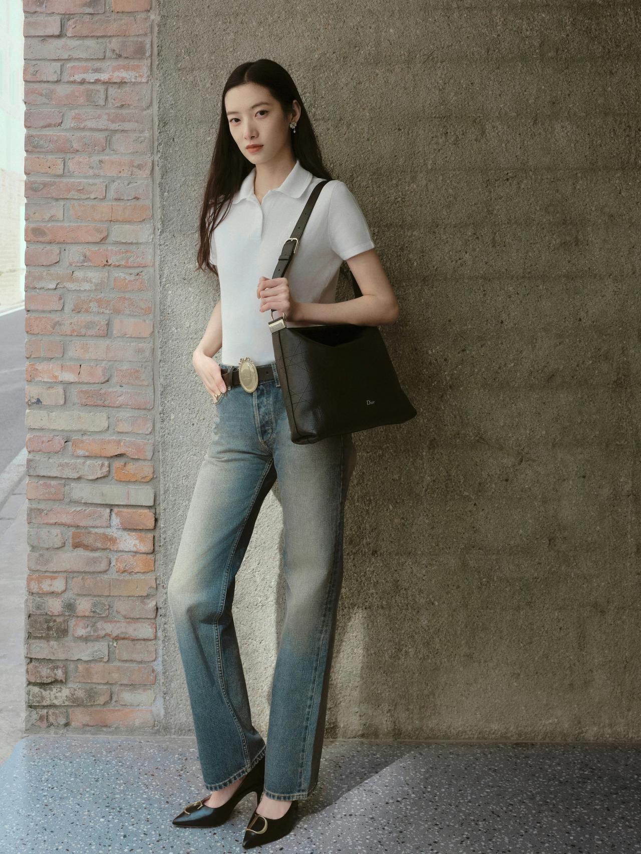 简约高级的通勤松弛风，气质感直接拿捏！白色Polo针织衫+渐变阔腿牛仔，搭