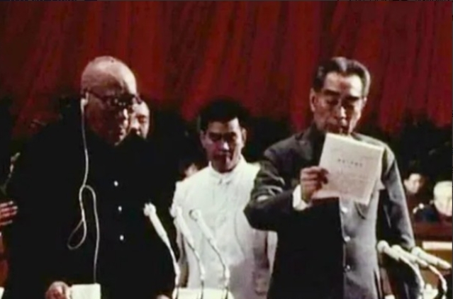 1975年，周总理最后一次做政府报告，89岁的朱老总非要站立作陪，周总理病魔缠身