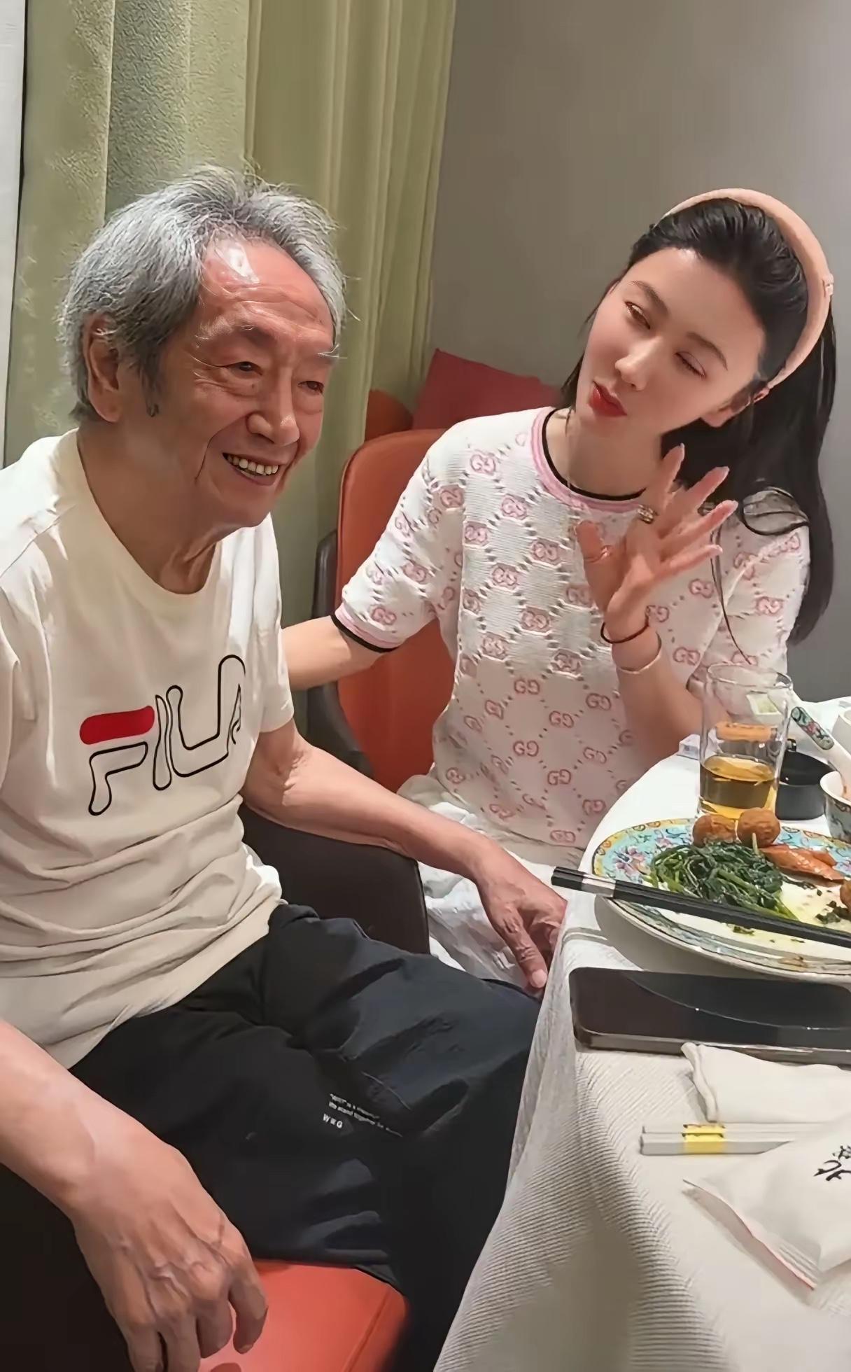 近日，王奎荣、饶芯语与友人相聚吃饭时的画面。80岁老爷子被小娇妻哄得很开心，