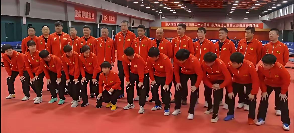 看到这张照片，对莎莎又打心眼里喜欢一遍。给国乒拍大合影。摄影师提示前排半蹲，