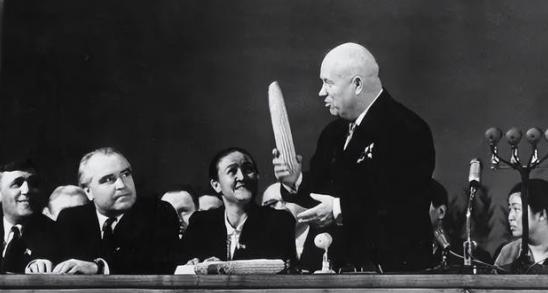 当年的苏联有多猛？苏联解体前，有超过45000件核武器，15万辆坦克和装甲车，5