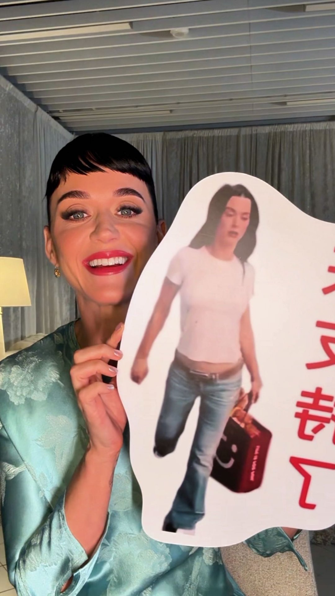 看视频笑到捶桌！水果姐复刻MV简约造型反差萌，唱跳高能就算了，还会即兴“演小品”