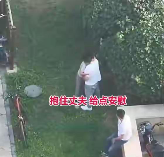 【好家伙！妻子当街左右开弓：左手拽丈夫，右手还拉着"那个男人"】小区楼下