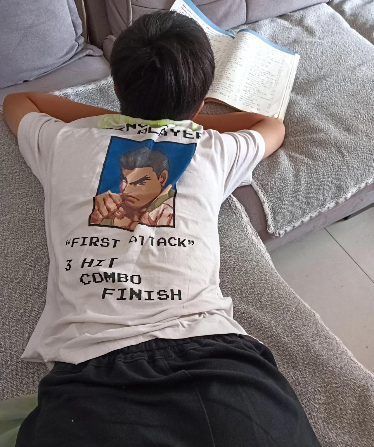 上午睡到十一点多起来的，我让他背诵20个英语单词，他气的“我就不背，你想背你自己