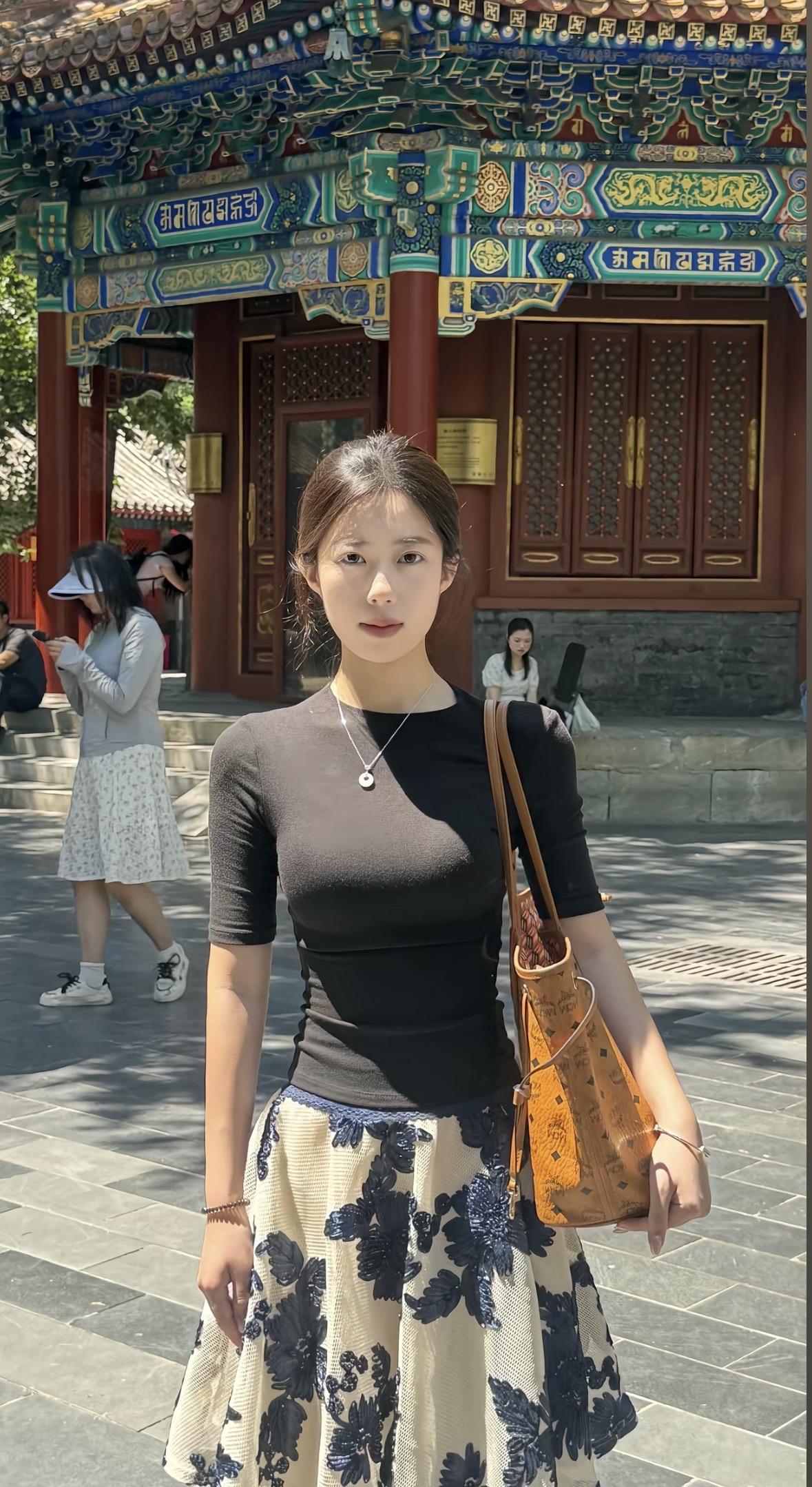 看到一个故宫打卡的美女，去故宫游玩拍照的美女真的很好看，很优雅很有气质一看就是体